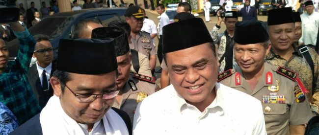 Wakapolri Komjen Pol Drs. Safruddin, M.Si., memberi keterangan terkait minuman keras saat kunjungannya ke Ponpes Tazakka di Desa Sedayu, Bandar, Batang dalam rangka Silaturahmi Kebangsaan, Selasa 17/4/2018.