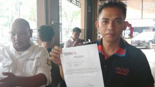 Jurnalis Mitrapol.com Nevis Jaya menunjukkan Surat Tugas Peliputan saat melakukan tugas jurnalistik namun tetap BAP di Polsek Helvetia dan sempat ditahan selama 15 jam dan dibebaskan 16/4/2018 dini hari.