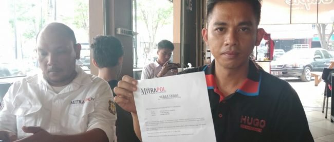 Jurnalis Mitrapol.com Nevis Jaya menunjukkan Surat Tugas Peliputan saat melakukan tugas jurnalistik namun tetap BAP di Polsek Helvetia dan sempat ditahan selama 15 jam dan dibebaskan 16/4/2018 dini hari.