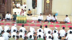 Tgk H. Awalul Zikri Lc. MA sedang menyampaikan cerah memperingati Isra' Mi'raj Nabi Muhammad SAW 143H di Mesid Agung Darussalihin, Aceh Timur, Rabu 18/4/2018 (dok. KM)