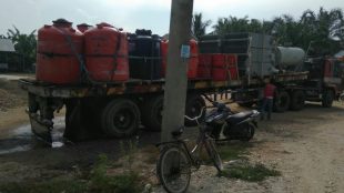 Truk pengangkut oli yang tumpah di jalan lintas Medan - B.Aceh, Rabu 18/4/2018 (dok. KM)