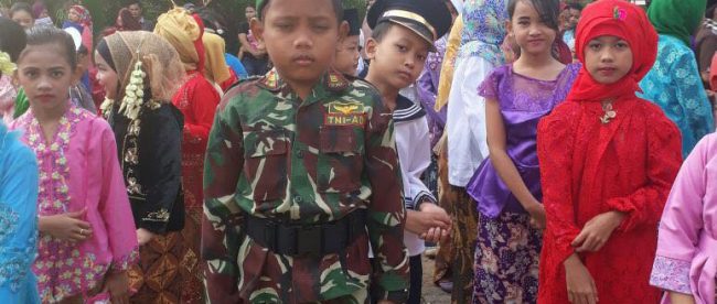 Siswa-siswi SDN kemiri muka 1 Depok siap-siap untuk melakukan pawai keliling Hari Kartini, Sabtu 21/4 (dok. KM)