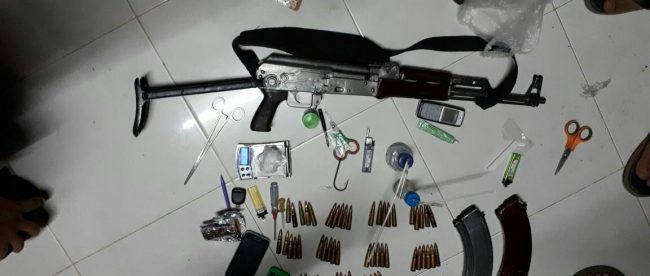Satu senjata Api AK 56, dan 66 butir amunisi AK. 2 Megazine. Tujuh paket sabu seberat 8,03 gram, timbangan digital, alat hisap sabu serta 2 unit telpon genggam milik tersangka, berhasil diamankan sebagai barang bukti (Ist)