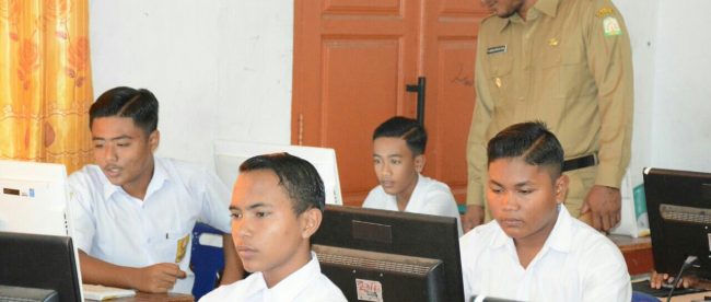 Bupati Aceh Timur H. Hasballah Bin HM. Thaib meninjau siswa SMP yang sedang mengikuti UNBK di Idi Rayeuk, Senin 23/4 (dok. KM)