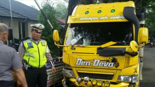 Truk yang mengalami kecelakaan lalu lintas di depan Makopolsekta Bogor Barat (dok. KM)