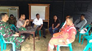 Bupati Aceh Timur H. Hasballah Bin HM.Thaib bersama Kapolres Aceh Timur AKBP Wahyu Kuncoro, Dandim 0104/ATIM Letkol Anf Muhammad Iqbal Lubis dan tim Pertamina sedang briefing di posko bencana kebakaran sumur minyak ilegal, Rabu 25/4