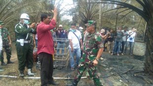Pangdam IM Mayjen TNI Abdul Hafil Fuddin bersama Wakil Bupati Aceh Timur Syahrul Bin Syama'un sedang di lokasi sumur minyak ilegal yang terbakar, Kamis 26/4/18 (dok. KM)