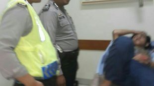 Korban kecelakaan di rel kereta api saat dikunjungi oleh petugas Polsek Tanah Sareal, Sabtu 28/4 (dok. KM)
