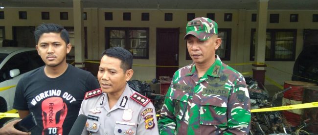 Kapolres Aceh Timur AKBP Wahyu Kuncoro (tengah), di Dampingi Dandim 0104/ Atim Letkol Inf Muhammad Iqbal Lubis (kanan) dan Kasat Reskrim Aceh Timur AKP Erwin Satrio Wilogo (kiri) saat di wawancari awak media di halaman Polres Aceh Timur, Minggu, 29/4/18.