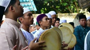 Penampilan hadroh yang turut memeriahkan acara tabligh akbar dan santunan yatim ormas Bang Japar Komwil Depok, Minggu 29/4 (dok. KM)