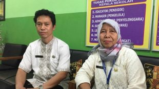 Kepala Sekolah SDN Lenteng Agung 9 Siti Hawa dan Wakilnya (dok. KM)