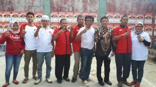 Politisi PDIP Adian Napitupulu bersama relawan Nungki-Bayu di Desa Cicadas, Ciampea, Kabupaten Bogor, Minggu 29/4 (dok. KM)