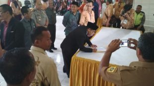 Kades terpilih Wates Jaya, Kecamatan Cigombong, menandatangani berita acara, Minggu 22/4 (dok. KM)