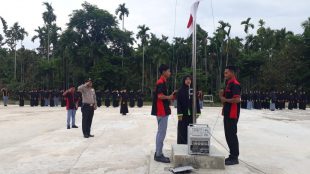 Kapolres Aceh Utara AKBP Ian Rizkian saat memimpin upacara di SMAN 1 Matangkuli, Aceh Utara, (Ist)