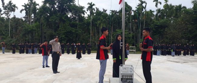Kapolres Aceh Utara AKBP Ian Rizkian saat memimpin upacara di SMAN 1 Matangkuli, Aceh Utara, (Ist)