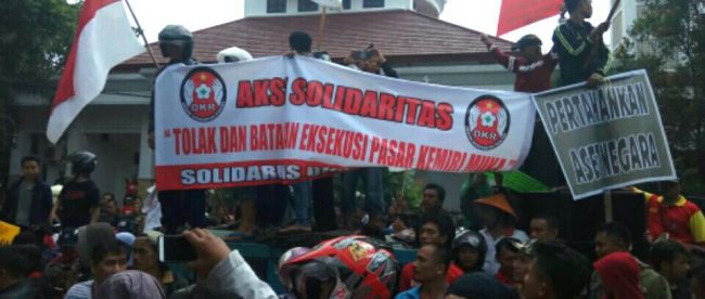 Aksi unjuk rasa di depan Gedung DPRD Kota Depok, Senin 16/4 (dok. KM)