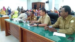 Acara mediasi guru dengan Dinas Pendidikan Aceh Timur di salah satu ruang sidang DPRK Aceh Timur, Senin 16/4 (dok. KM)