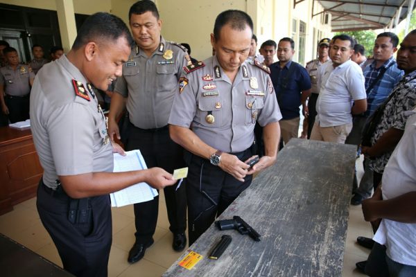 Wakapolres Aceh Utara Kompol Suwalto saat memeriksa kondisi senjata api anggota di Mapolres setempat (Ist)