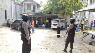 Tampak petugas dari Polres Aceh Utara, berjaga-jaga di rumah milik Ahmad Budiman (71), di gampong Geumata, Kecamatan Lhoksukon, Kabupaten Aceh Utara, Aceh, pasca penembakan, Jumat 13/4 (dok. Ist)