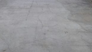 Pekerjaan jalan di Perum Narogong baru dikerjakan 2 minggu, terlihat sudah retak (dok. KM)
