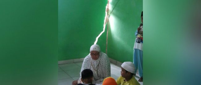 Bangunan Mushala Al - Barokah di Kampung Susukan, Desa Gunung Picung, Kecamatan Pamijahan, yang retak akibat gempa bumi yang terjadi pada Selasa 23 Januari 2018. Banguan Mushala masih digunakan untuk pengajian anak-anak walaupun membahayakan (dok. KM)