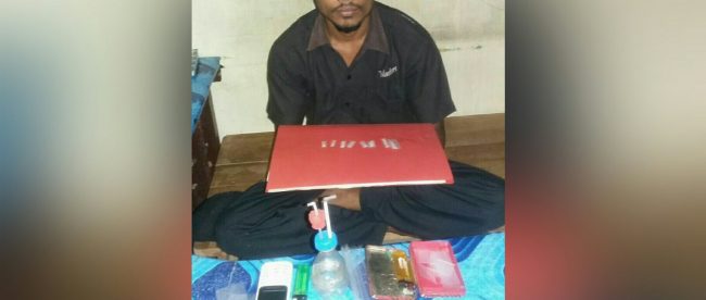 Tersangka pengedar sabu berinisial Nas, saat diamankan Polsek Langkahan, Aceh Utara, Sabtu (14/4)