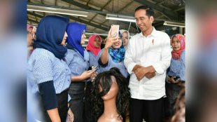 Presiden Joko Widodo menyambangi salah satu pabrik pembuatan bulu mata palsu dan wig di Purbalingga, Senin 23/4/2018