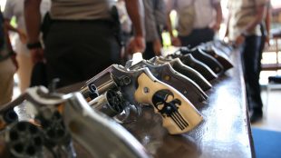Wakapolres Aceh Utara Kompol Suwalto saat memeriksa kondisi senjata api anggota di Mapolres setempat (Ist)