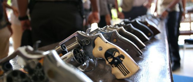 Wakapolres Aceh Utara Kompol Suwalto saat memeriksa kondisi senjata api anggota di Mapolres setempat (Ist)