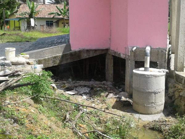 Bangunan toko yang didirikan di atas saluran air di Kompleks Perkantoran Pemprov Babel, Pangkalpinang (dok. KM)