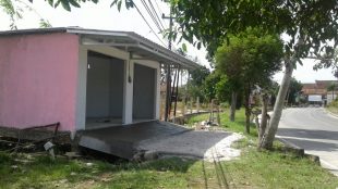 Bangunan toko yang didirikan di atas saluran air di Kompleks Perkantoran Pemprov Babel, Pangkalpinang (dok. KM)