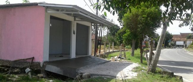 Bangunan toko yang didirikan di atas saluran air di Kompleks Perkantoran Pemprov Babel, Pangkalpinang (dok. KM)