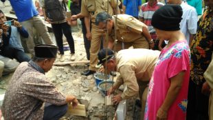 Walikota Depok Muhamad Idris saat melakukan peletakan batu pertama bedah rumah Ibu Marsani, di Bedahan Kota Depok, Senin 2/4/2018 (dok. KM)
