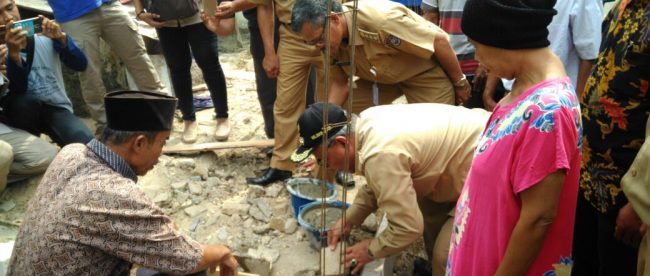 Walikota Depok Muhamad Idris saat melakukan peletakan batu pertama bedah rumah Ibu Marsani, di Bedahan Kota Depok, Senin 2/4/2018 (dok. KM)