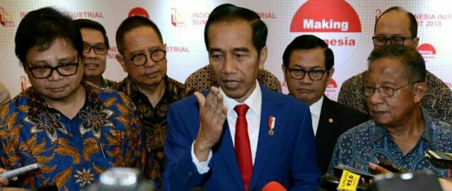 Presiden Joko Widodo memberikan keterangan terkait impor garam usai meluncurkan peta jalan 