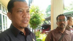 Panitera Pengadilan Agama Kabupaten Bengkalis, Zulkifli saat diwawancarai di Aula Gedung Bathin Betuah Kecamatan Mandau Duri