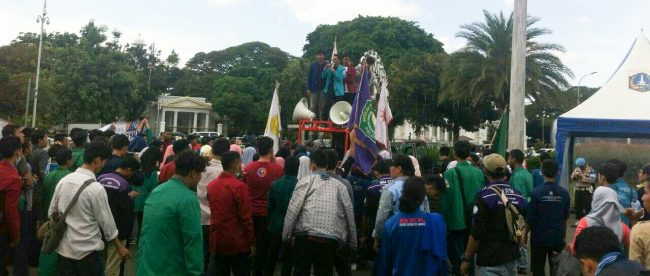 Aksi demo aliansi BEM PTMI Se-Indonesia di depan Istana Merdeka, Jakarta 27/4 (dok. KM)