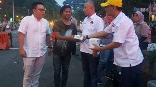 Tim pemenangan paslon DM membagikan takjil buka puasa di kawasan Tugu Kujang, Kota Bogor, Minggu 27/5 (dok. KM)