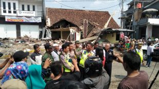 Jajaran Kodim 0713 Brebes dari Koramil Wilayah Selatan, jajaran Polres Brebes Selatan, jajaran Kecamatan Bumiayu, Dinas Kebersihan Bumiayu, para tokoh agama, tokoh masyarakat dan tokoh adat Desa Jatisawit dan sekitarnya bersinergi membersihkan puing pasca kecelakaan lalu-lintas di Jalan Pangeran Diponegoro, Bumiayu