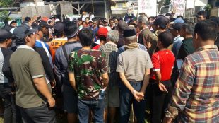 Warga Cilebut Barat yang keberatan saat eksekusi lapangan sarana olahraga, Selasa 8/5/2018 (dok. KM)