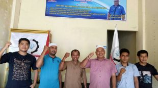 Foto bersama Ketua Korwil SBSI Aceh Ayah Ishak Yusuf (3 dari kanan) didampingi Ketua DPC SBSI Aceh Timur M. Zubir (2 dari kiri), Sekretaris DPC SBSI Aceh Timur Abdurrahman AG dan pengurus SBSI lainnya (dok. KM)