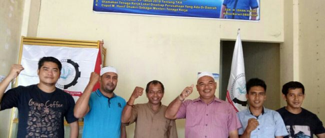Foto bersama Ketua Korwil SBSI Aceh Ayah Ishak Yusuf (3 dari kanan) didampingi Ketua DPC SBSI Aceh Timur M. Zubir (2 dari kiri), Sekretaris DPC SBSI Aceh Timur Abdurrahman AG dan pengurus SBSI lainnya (dok. KM)