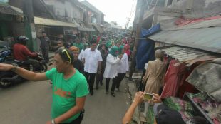 Calon Bupati Bogor Ade Munawaroh Yasin berjanji akan tingakatkan fasilitas semua pasar tradisional yang ada di Kabupen Bogor, Selasa 01/05/2018 (Dok. KM).