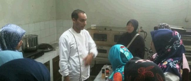 Chef Youssef Khadari Saat Memberikan Pelatihan Memasak Kepada Pelaku UKM