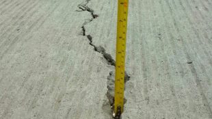 Keretakan di Jalan Pulo Jawa, Kelurahan Aren Jaya, Bekasi Timur (dok. KM)