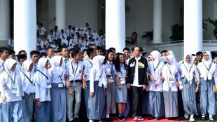 Presiden Joko Widodo bersama siswa peserta Kawah Kepemimpinan Pelajar Tahun 2018 di Istana Bogor, Kamis 3/5 (dok. KM)