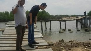 Munir, mantan kombatan GAM, saat meninjau jembatan Kuala Parek, Kecamatan Sungai Raya, Aceh Timur (dok. KM)