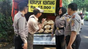 Kapolsek Bogor Barat beserta jajarannya saat memberi himbauan kepada para pedagang yang menggunakan bahu jalan (dok. KM)