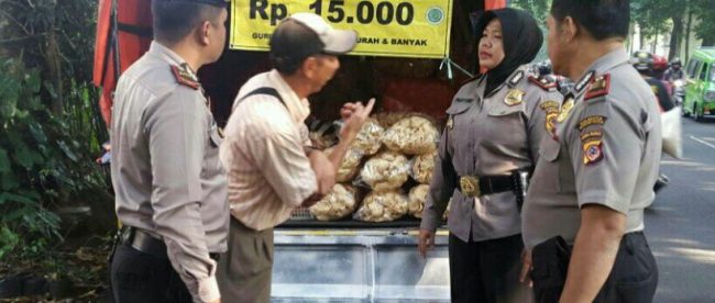 Kapolsek Bogor Barat beserta jajarannya saat memberi himbauan kepada para pedagang yang menggunakan bahu jalan (dok. KM)