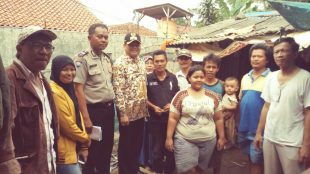 Agus dan istrinya berfoto bersama Lurah, LPM, RW, RT dan Bimaspol serta wartawan di depan rumah reotnya (dok. KM)